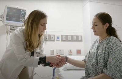 Кодирование Аквилонг в Лесосибирске Врач держит пациентку за руку