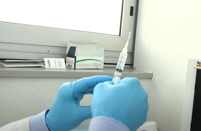 Проведение кодирования Вивитролом в Лесосибирске Шприц с Вивитролом в руках у врача